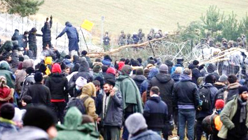 La doppia trappola dei migranti al confine tra Polonia e Bielorussia