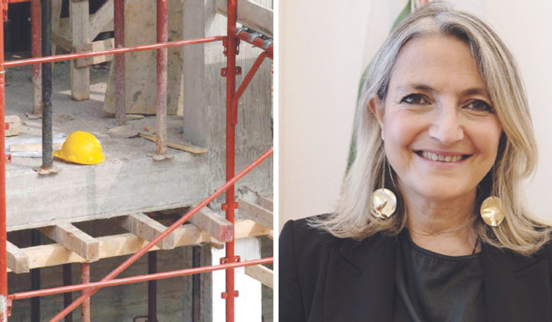 A sinistra un cantiere edile, a destra l’assessore Anna  Grazia Maraschio