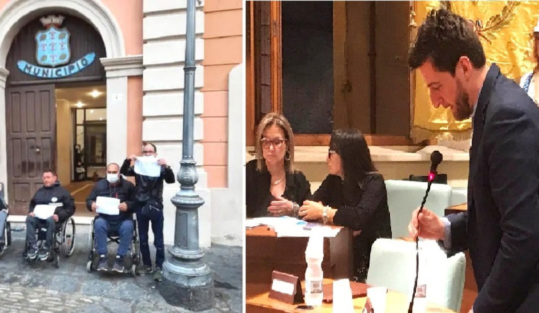 La protesta davanti al Comune. A destra il sindaco Stasi in Consiglio
