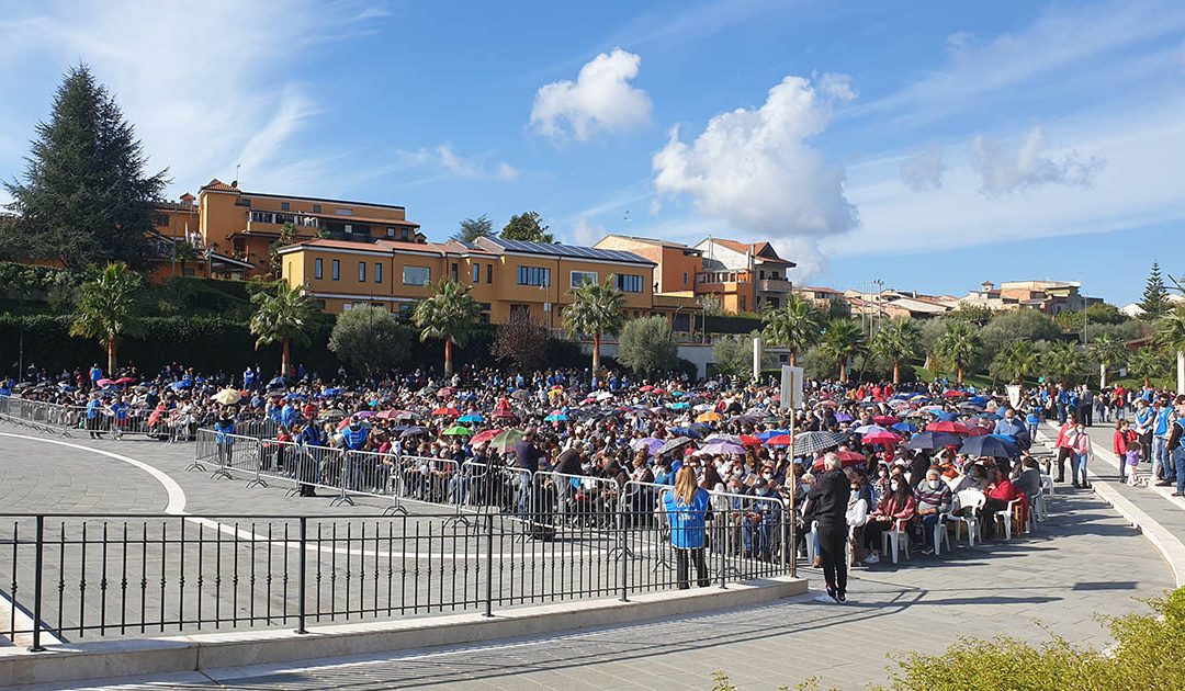 La folla presente al raduno nel parco della Fondazione Cuore Immacolato di Maria rifugio delle anime