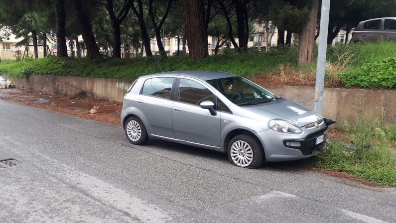 Auto finisce contro un palo, incidente mortale a Reggio Calabria