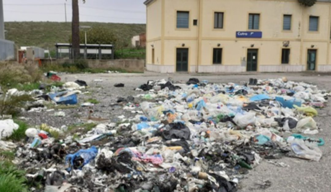 I rifiuti abbandonati alla stazione di Cutro