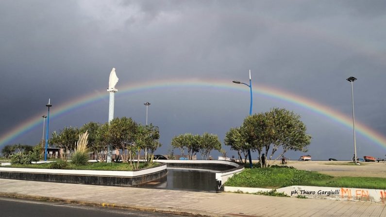 Lo splendido scatto di Schiavonea con l’arcobaleno di Thuro Gargilulli