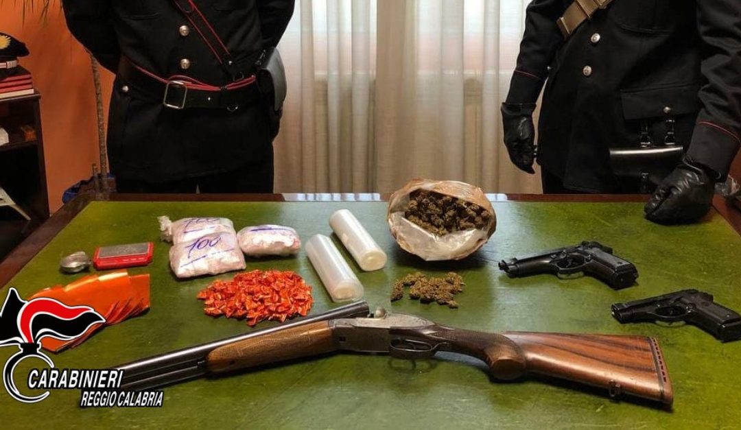 I carabinieri con le armi e la droga sequestrate