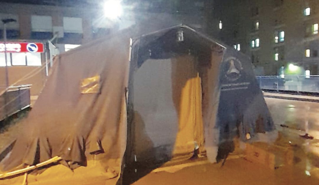 La tenda allestita all'esterno del Pronto soccorso dell'ospedale di Cosenza