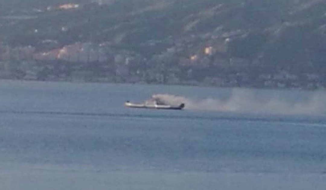 VIDEO – Incendio a bordo di un traghetto nello stretto di Messina