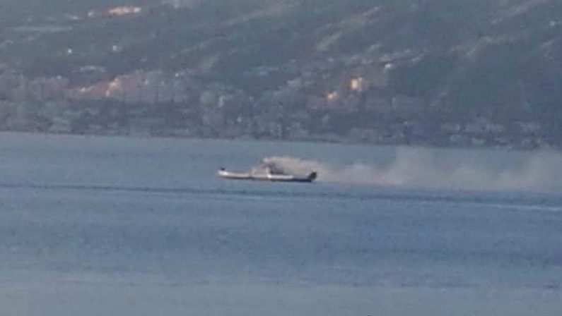 VIDEO - Incendio a bordo di un traghetto nello stretto di Messina