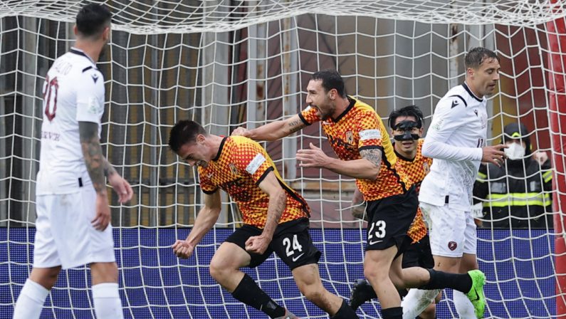 Reggina travolta dal Benevento: amaranto battuti 4-0
