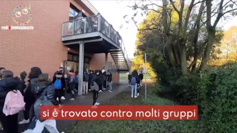 Rissa per un panino in una scuola di Carpi
