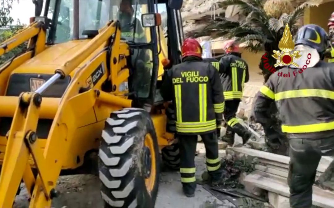 Crolla palazzina nel casertano, si scava tra le macerie