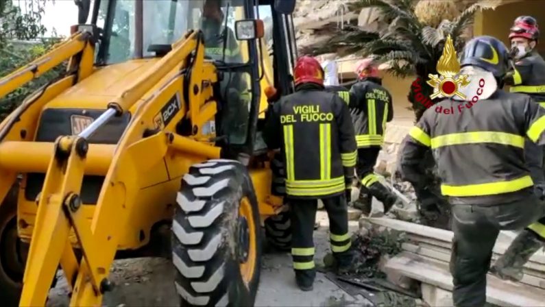 Crolla palazzina nel casertano, si scava tra le macerie