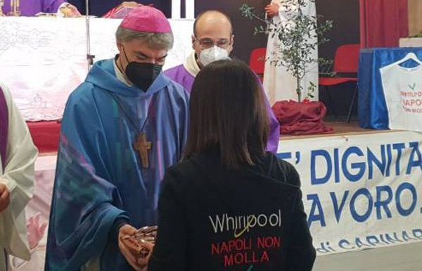 Whirlpool, l’arcivescovo Battaglia: “Ridiamo dignità ai lavoratori”