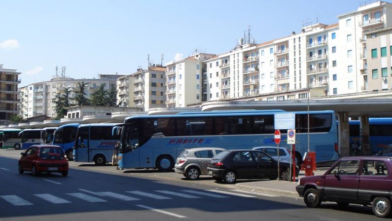 Pistola nella cintola, carabinieri lo bloccano nell'autostazione di Cosenza: l'arma era un giocattolo