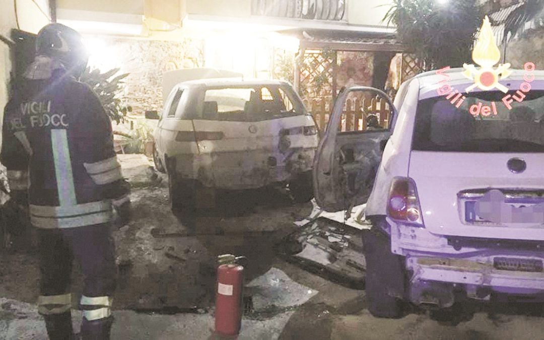 Le auto distrutte dall'esplosione a Lamezia Terme