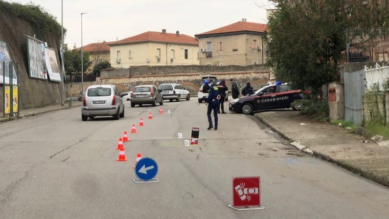 Carabiniere in servizio travolto da un’auto a Cosenza, fermati tre giovani