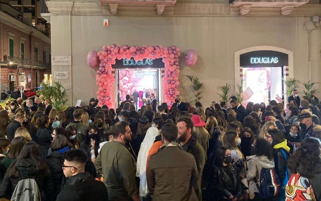 La folla accorsa per Chiara Ferragni a Bari