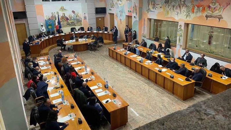 Cosenza: si insedia il Consiglio, Mazzuca presidente anche con voti della minoranza - VIDEO