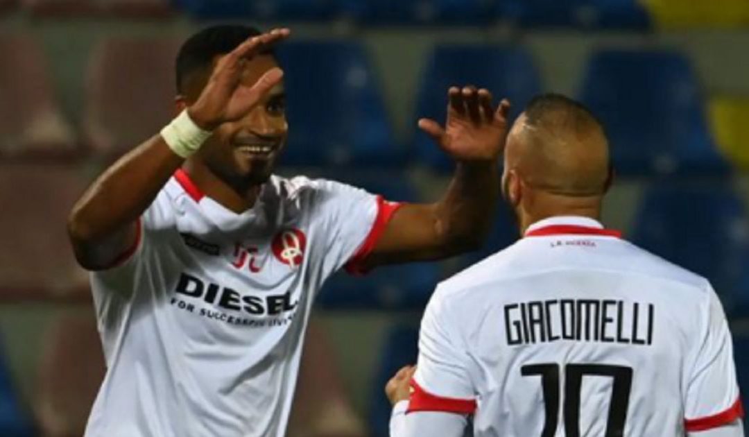 I calciatori del Vicenza esultano dopo il gol