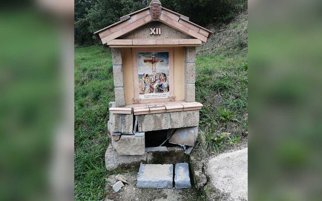 L’edicola prima danneggiata e poi (in basso) completamente distrutta
