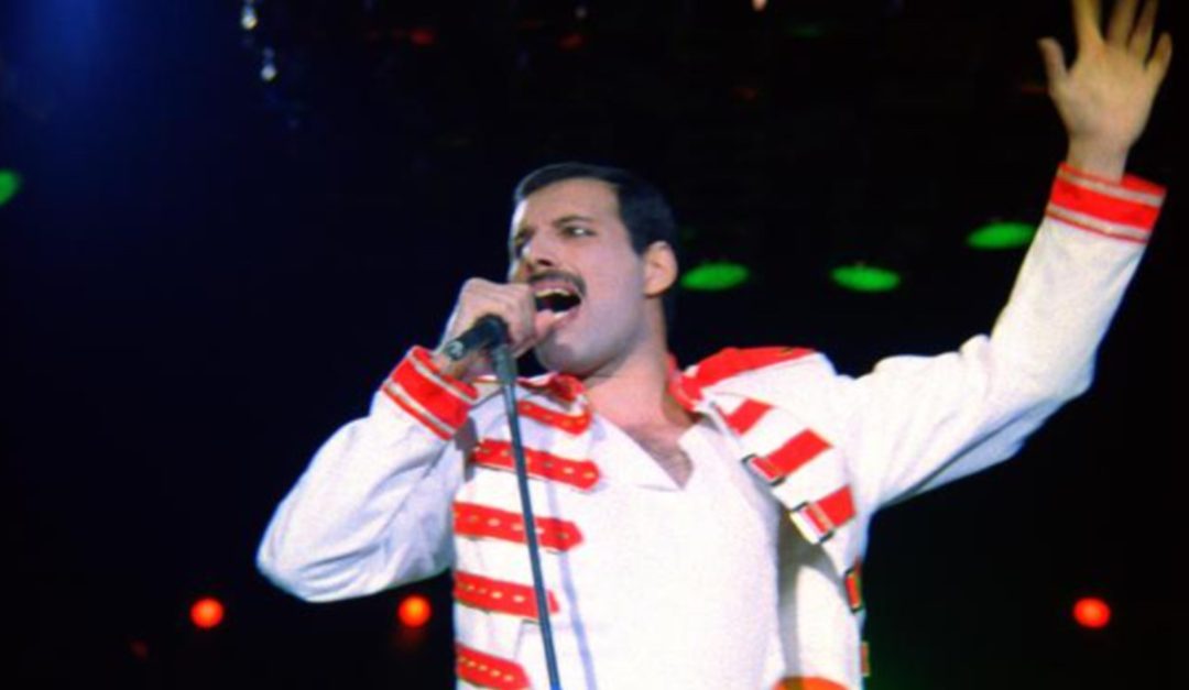Freddie Mercury durante un concerto