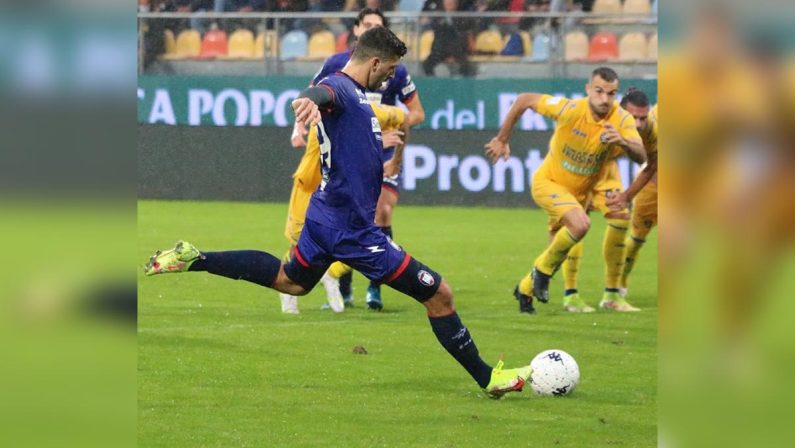 Serie B, Crotone battuto nel finale a Frosinone: primo ko per mister Marino