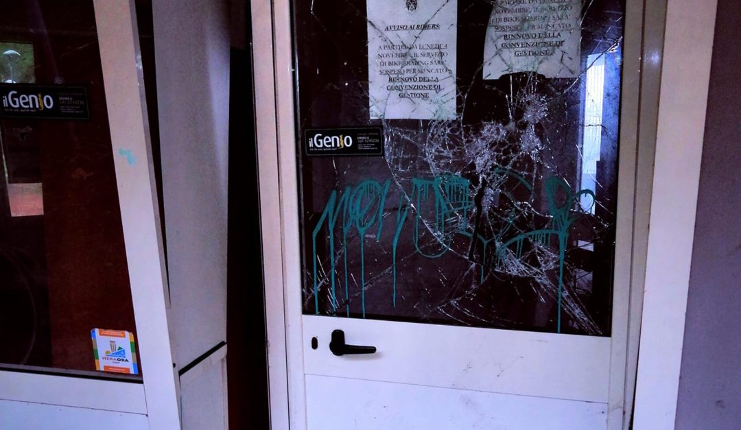 La porta danneggiata dai malviventi