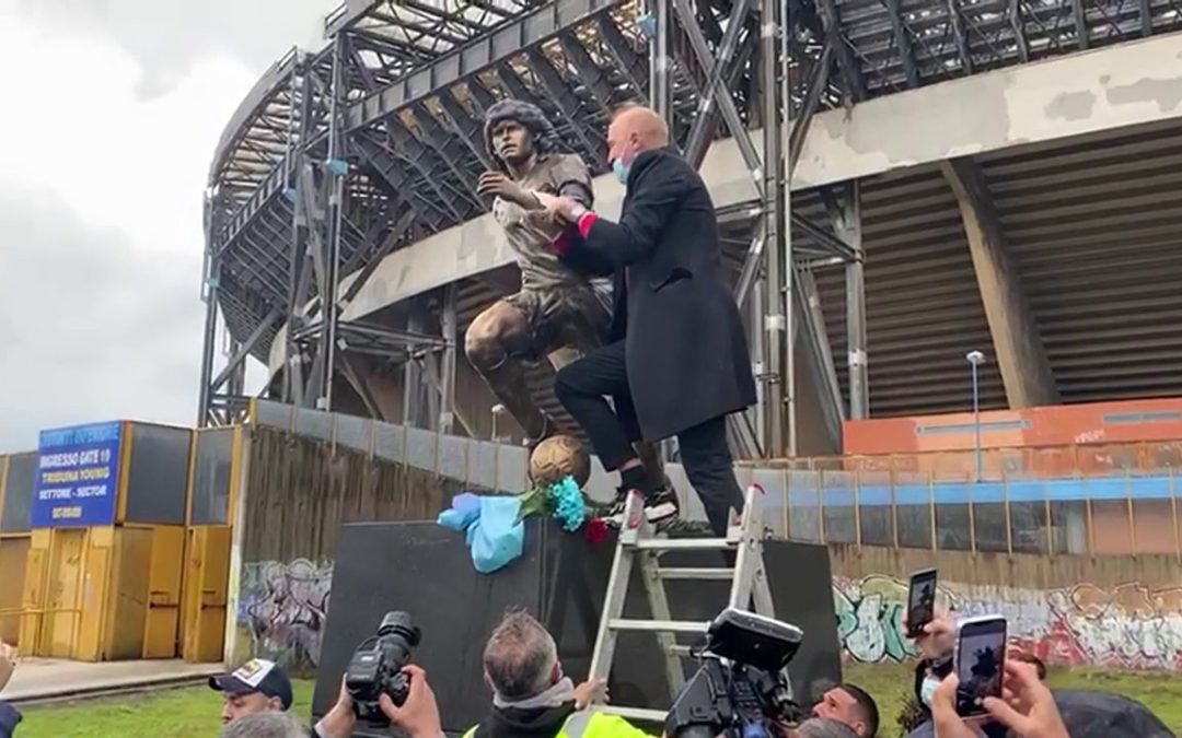Un anno fa la morte di Maradona, Renica mette la fascia alla statua