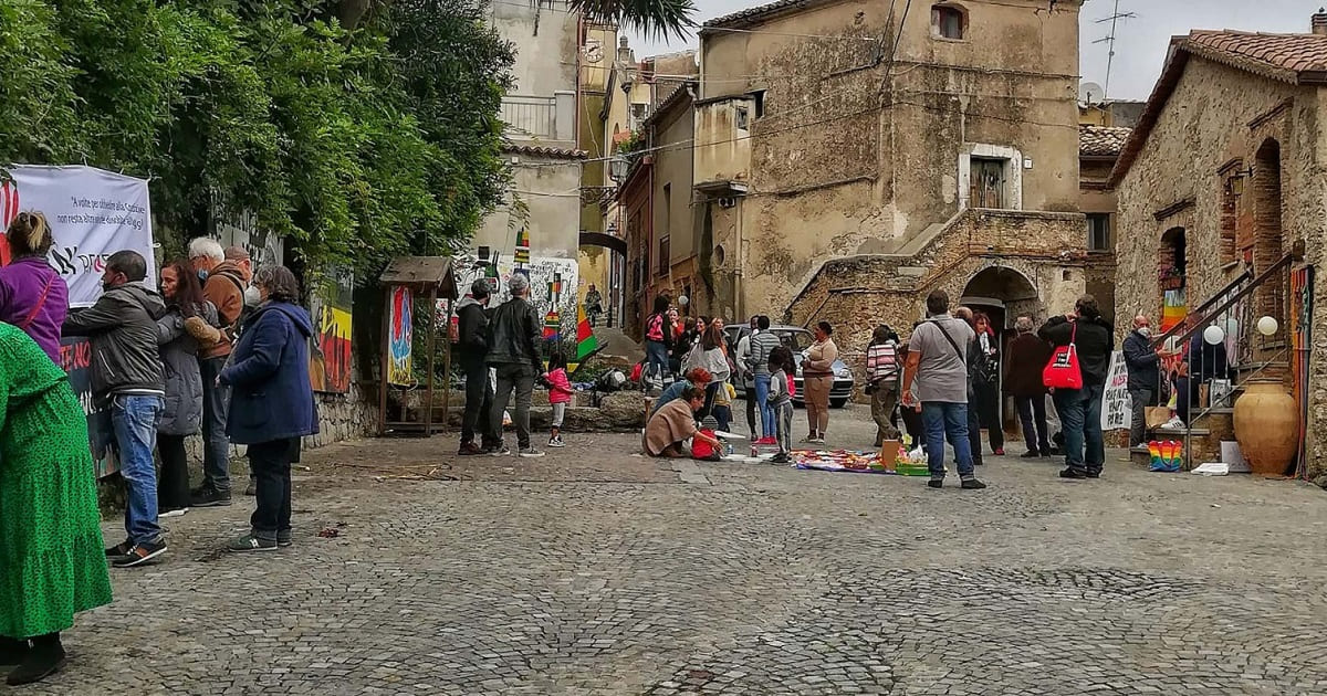 https://www.quotidianodelsud.it/wp-content/uploads/2021/11/manifestazione-riace-lucano-6-novembre-2021-2.jpeg