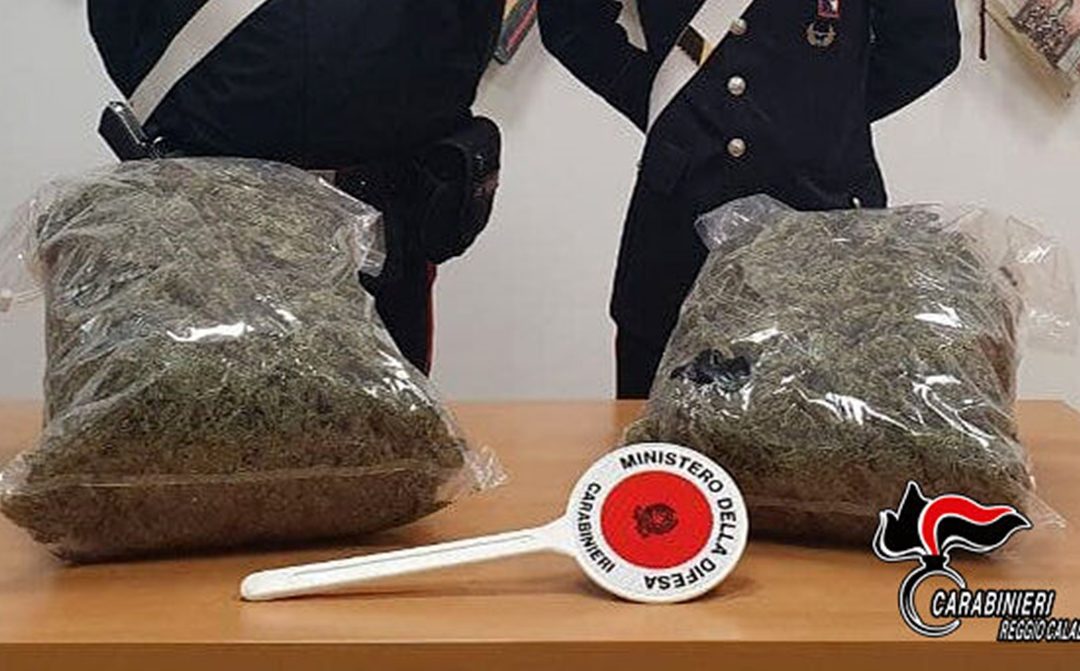 I carabinieri con marijuana sequestrata (foto archivio)