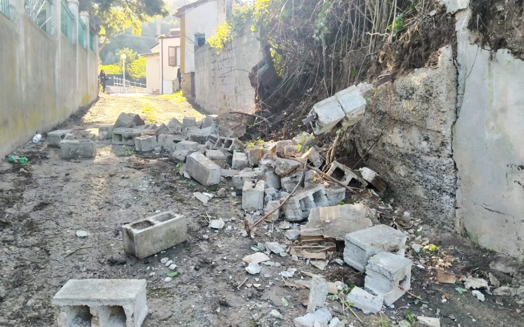 Il muro crollato a San Pietro di Vibo Valentia