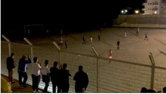 La parte del campo di Bagnara completamente al buio, con i calciatori in campo a disputare gli ultimi minuti