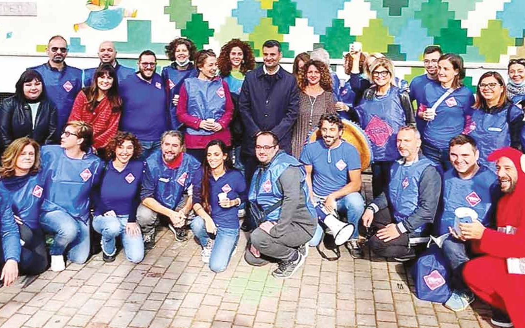I volontari di Retake col sindaco Decaro e il murale della scuola Vittorio Veneto