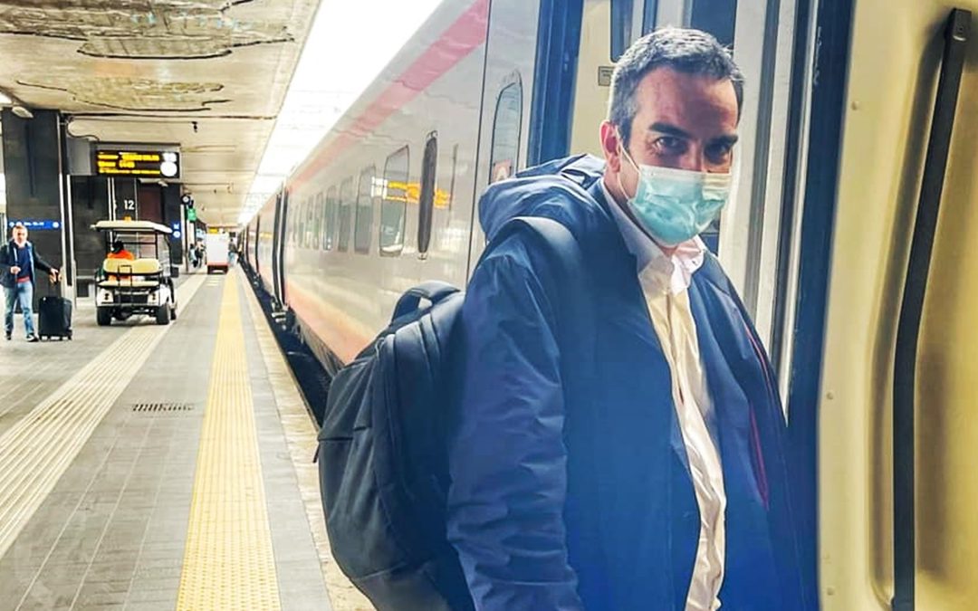 Il presidente Roberto Occhiuto sale sul treno destinazione Roma