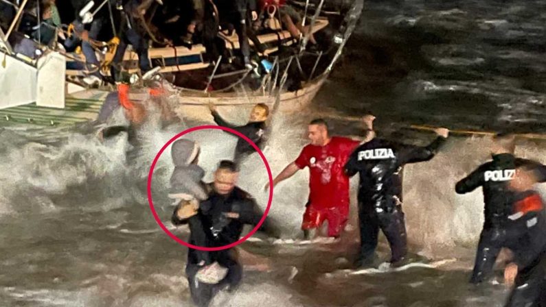 «Ho sentito un’emozione fortissima»: parla l’ispettore del salvataggio di Isola Capo Rizzuto - Video