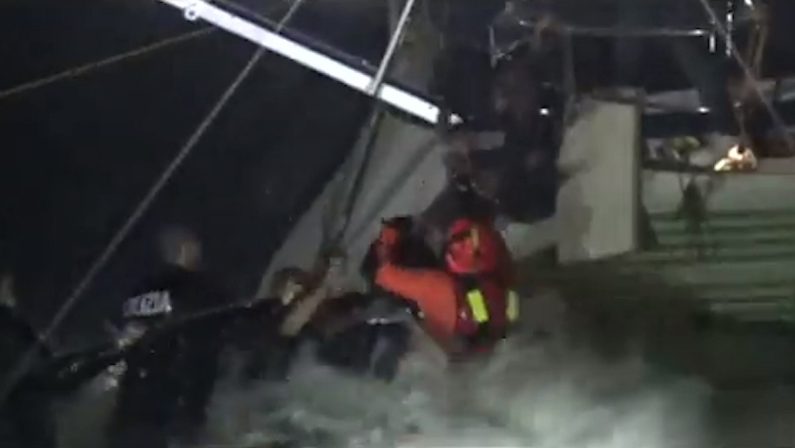 Migranti in balia delle onde nel Crotonese, poliziotti si buttano in mare per salvarli - VIDEO