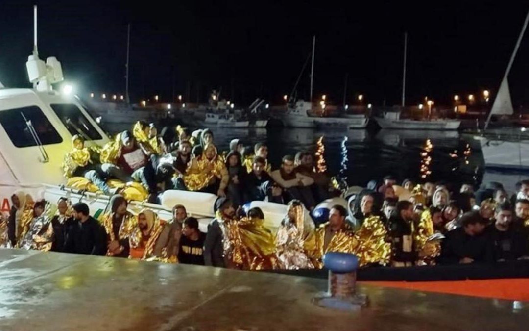 Uno sbarco di migranti al porto di Roccella Ionica