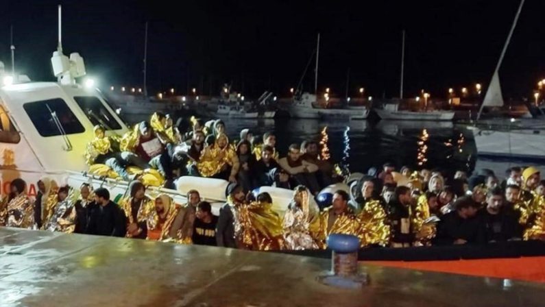 Migranti, nuovo sbarco nella Locride: in 88 arrivano a Roccella