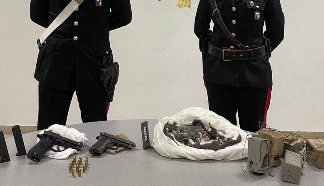 Le pistole e i ghiri sequestrati dai carabinieri
