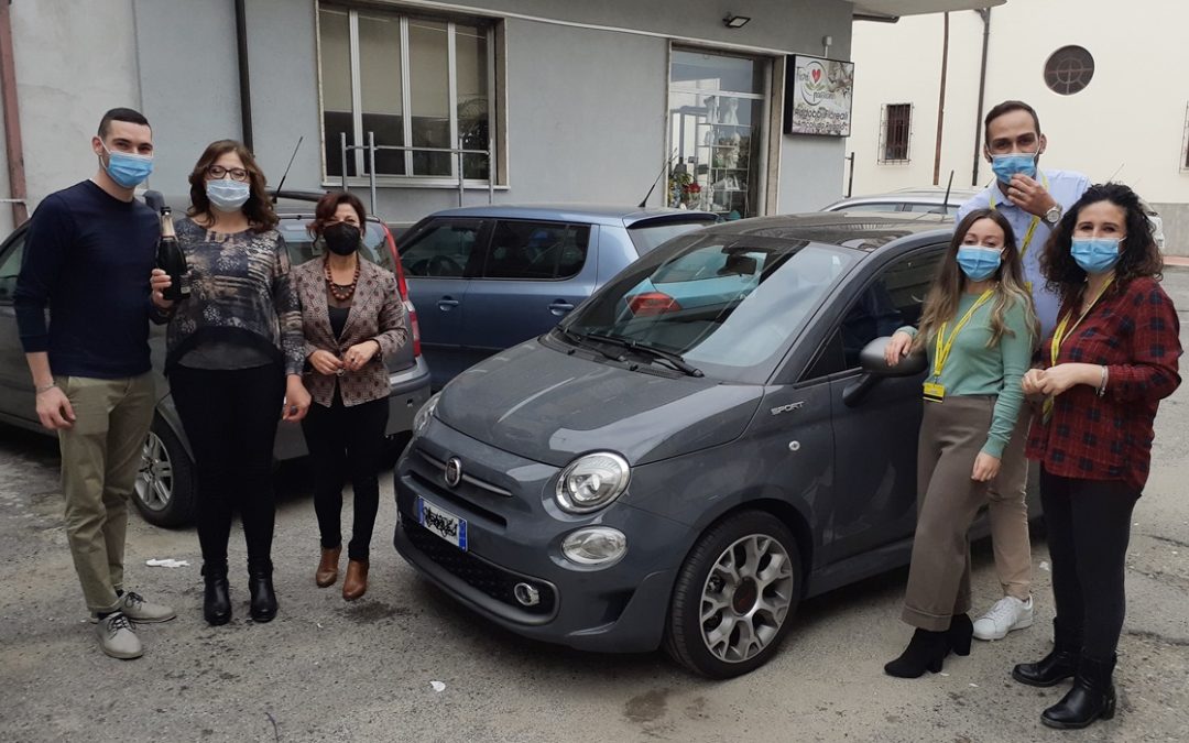 La consegna della Fiat 500 messa in palio da Poste