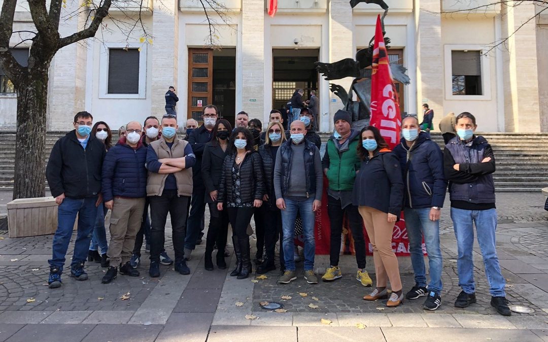 Il sit-in davanti alla Prefettura di Cosenza
