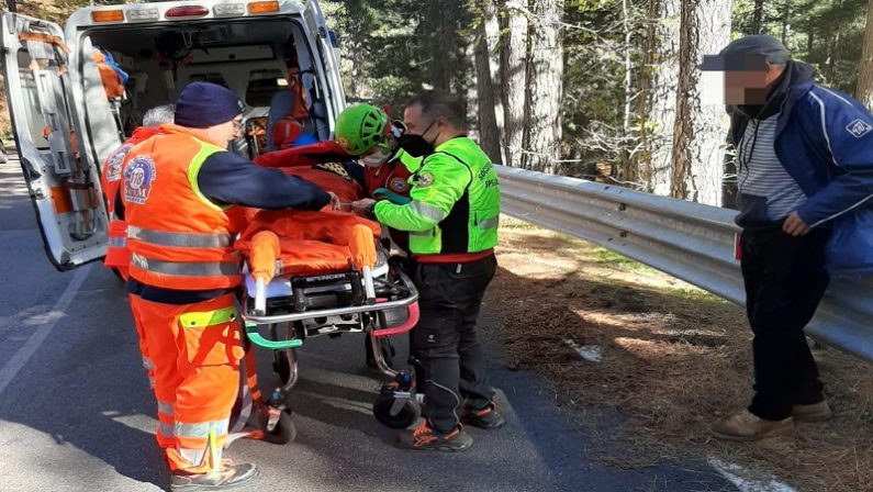 Si procura una frattura cercando funghi in Sila, interviene il Soccorso alpino