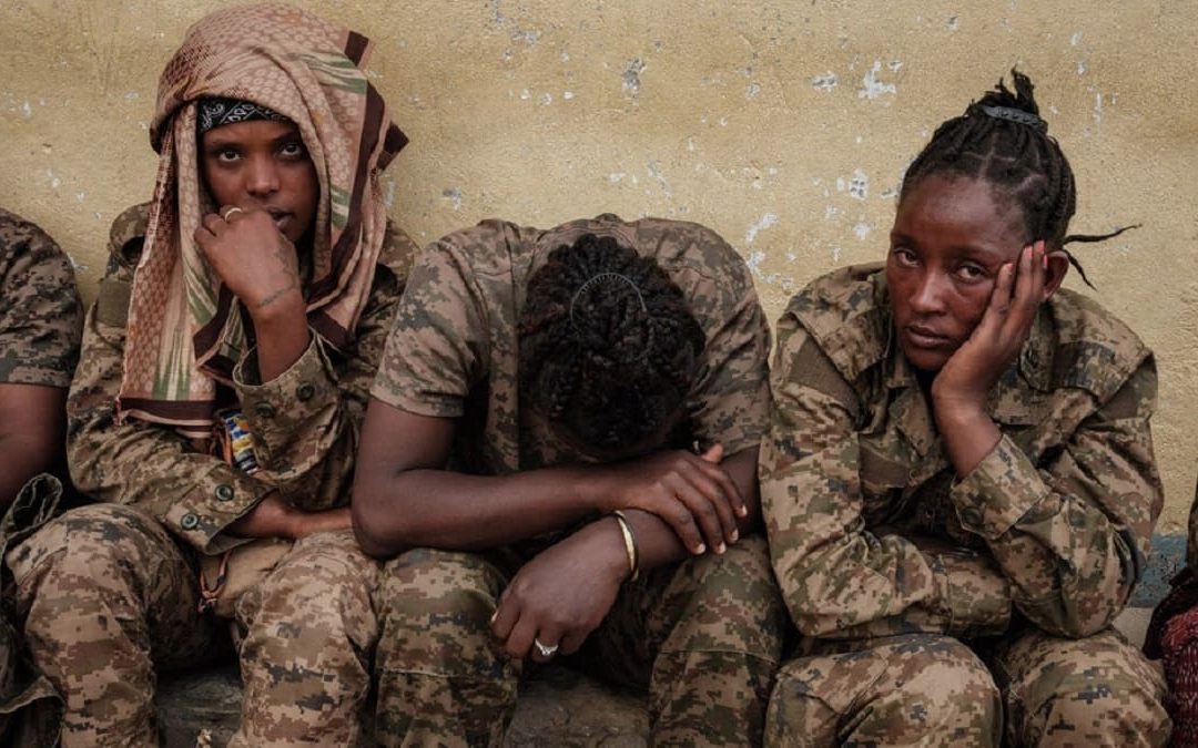 Soldatesse etiopi in un centro detentivo dopo essere state catturate dai ribelli del Tigrai