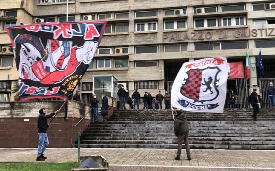 Tifosi del Cosenza davanti al Tribunale per la prima udienza del processo sulla morte di Denis Bergamini