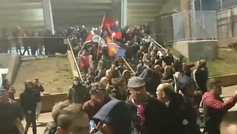 VIDEO - «Dai Cosenza alè». Tifosi dei Lupi in festa malgrado il ko di Lecce
