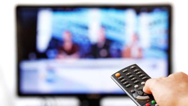 ITALIANI IN FUGA DALLA TELEVISIONE, I GIOVANI E I LAUREATI GUIDANO L’ESODO