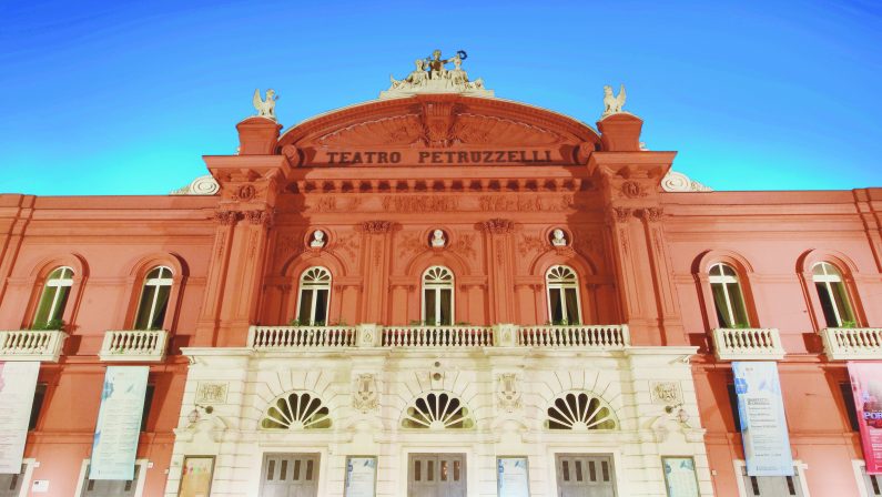 Caos Teatro Petruzzelli di Bari: salta l’incontro coi Messeni