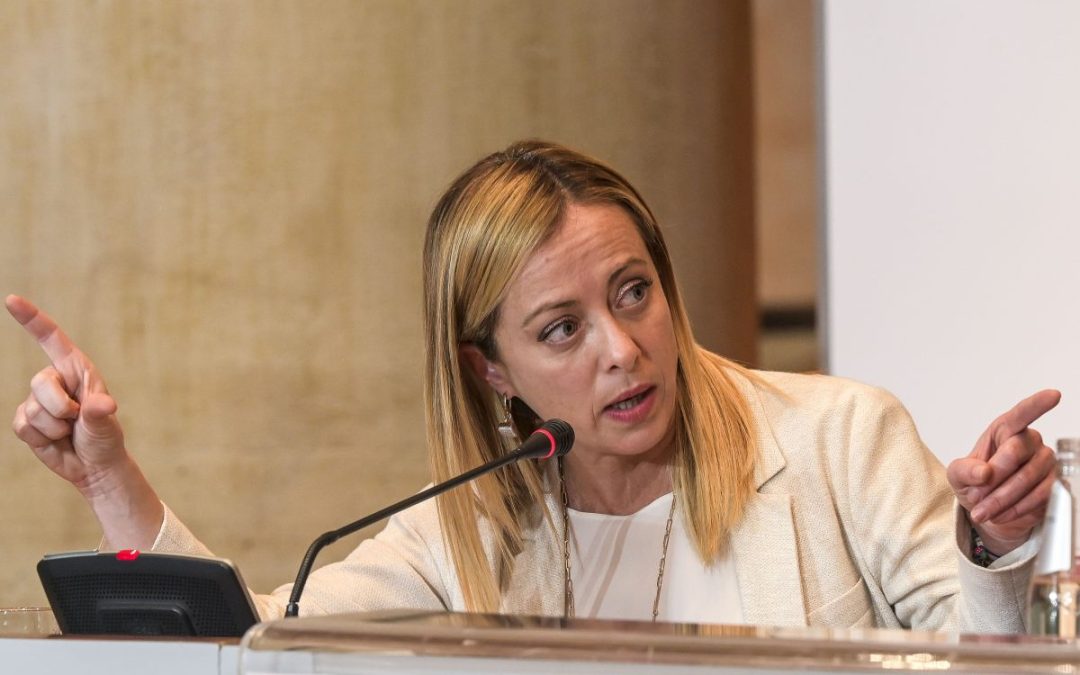 Vaccino, Meloni “Desecretare i contratti con le case farmaceutiche”