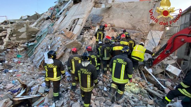 Crollo a Ravanusa, estratti altri 4 corpi. Sette le vittime