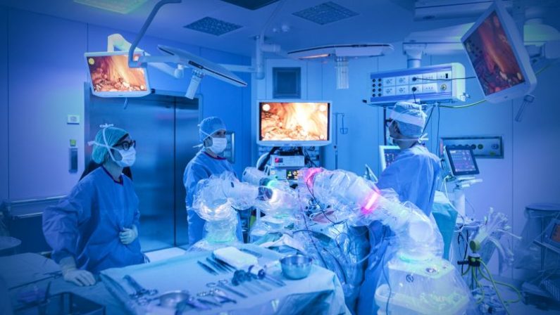 Il robot chirurgico Versius “approda” al Policlinico di Milano