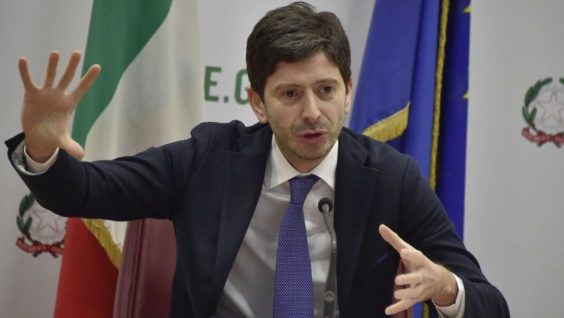 Covid, il ministro Speranza: «Lunedì nuova verifica su diffusione variante Omicron»